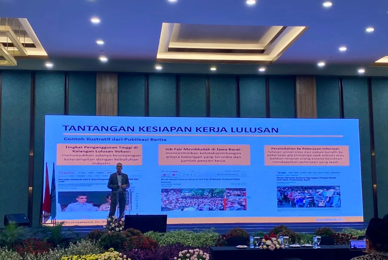 Perwakilan perguruan tinggi di booth SeeMeSOL saat konsultasi lanjutan pada acara APTISI