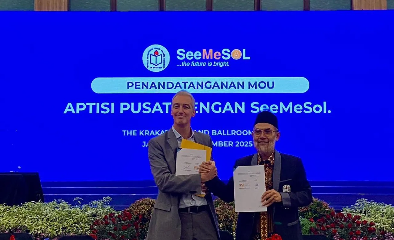 David Padgett (CEO SeeMeSOL) dan Muhammad Budi Jatmiko (Ketua APTISI) menandatangani Perjanjian Kerja Sama di Krakatau Ballroom, Jakarta Timur