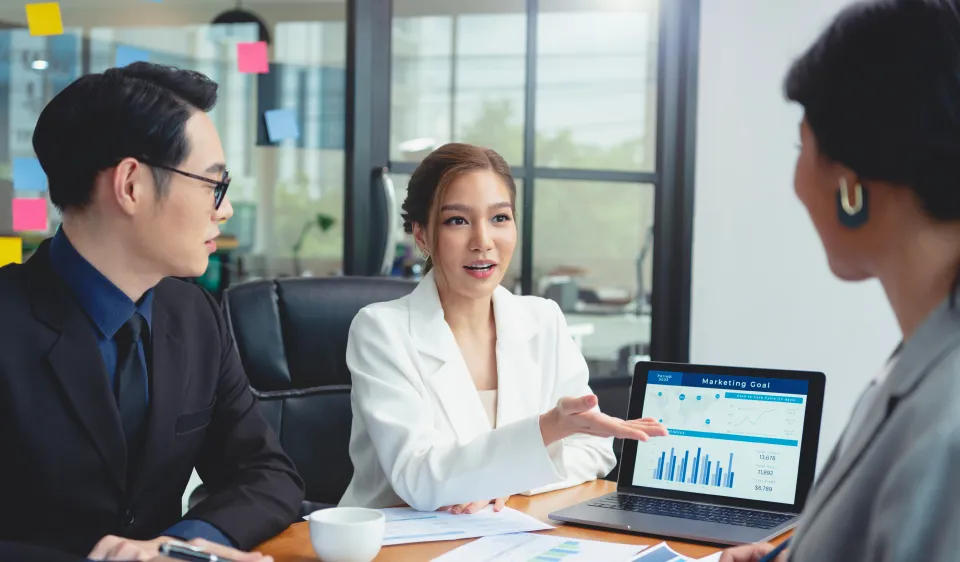 Para profesional bisnis berkolaborasi dan membangun jaringan