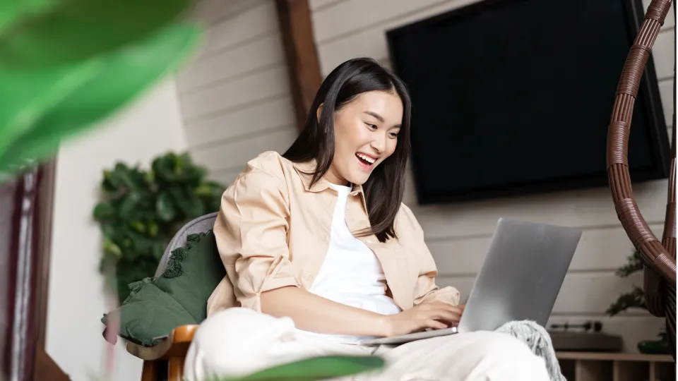Mahasiswa merayakan mendapatkan kabar baik di laptop